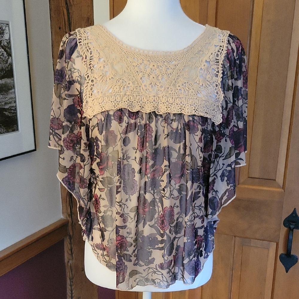 Floral Crochet Trim Batwing Top - Picture 2 of 8